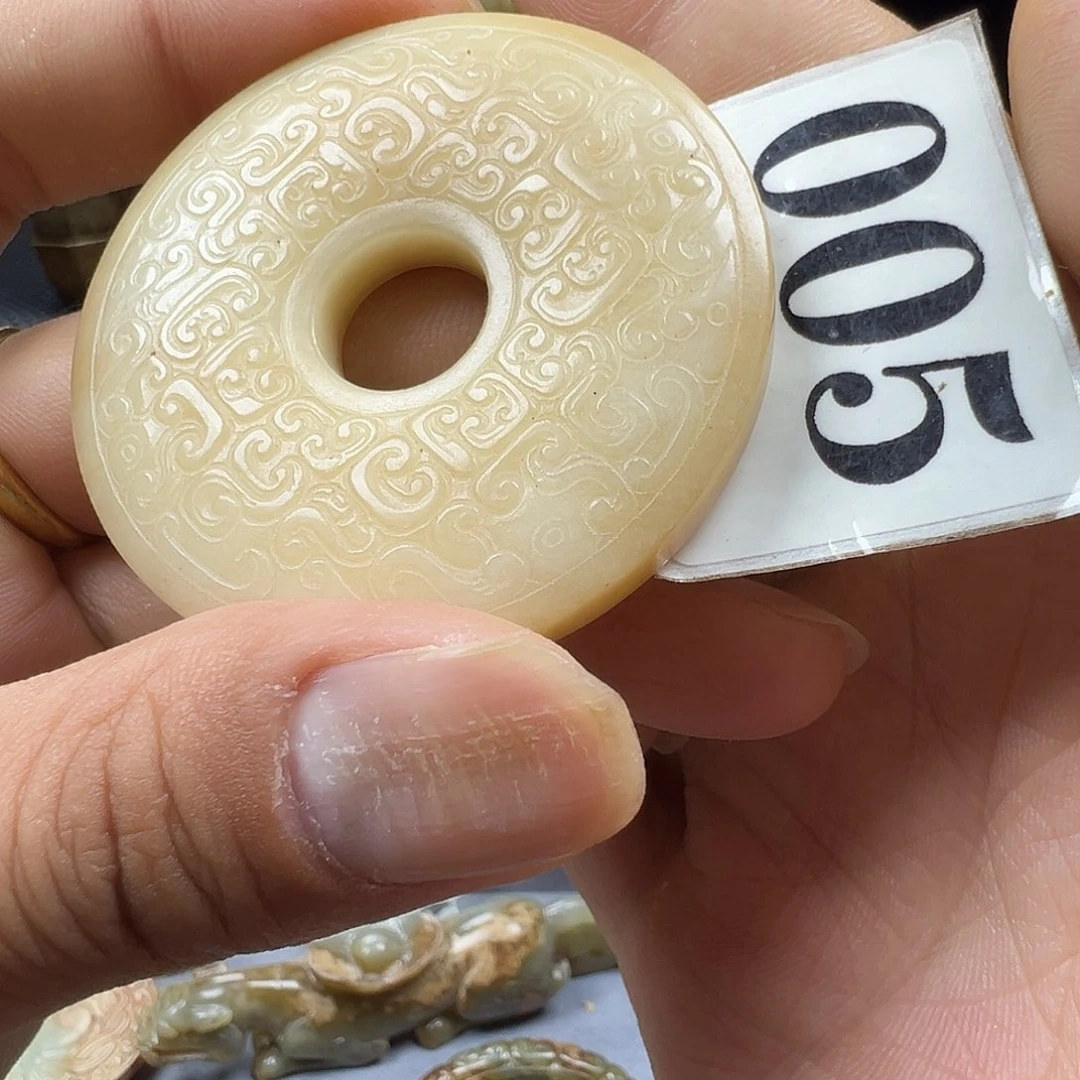 和田玉未镶嵌把件