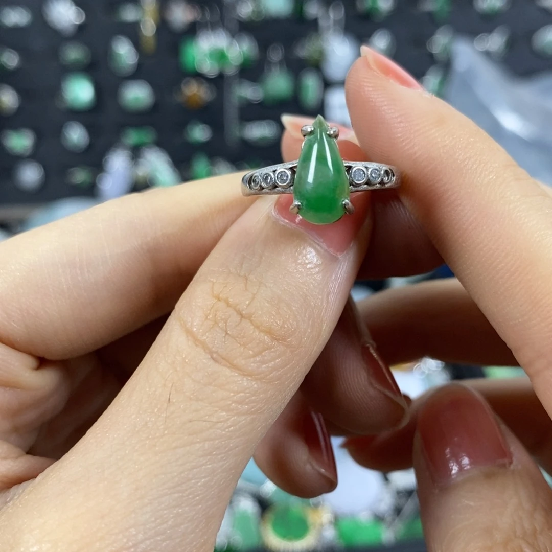 颈饰未镶嵌翡翠?