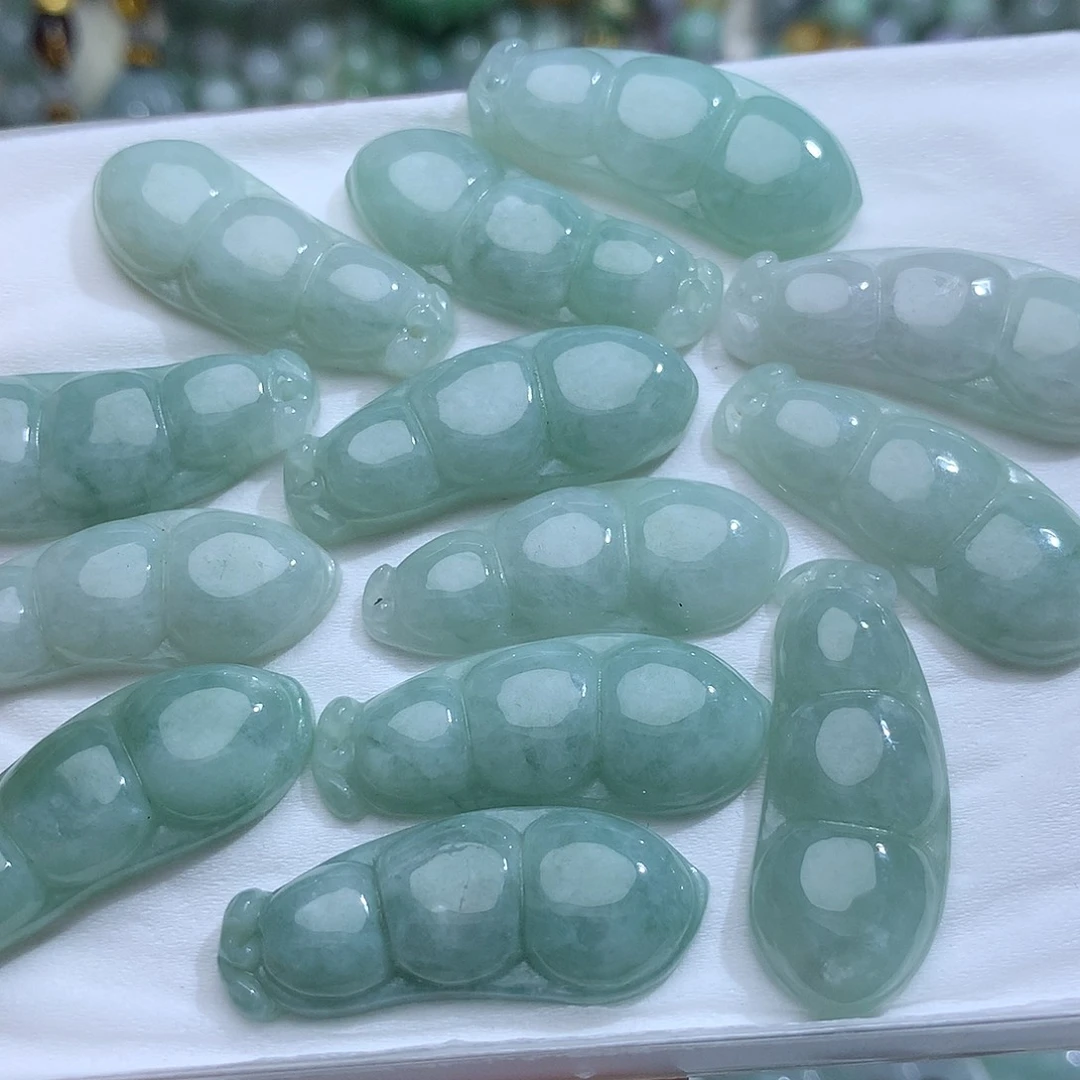 翡翠未镶嵌颈饰。发其中一个！