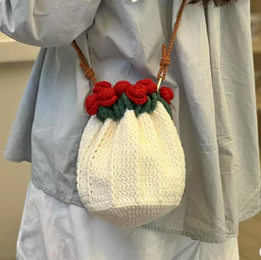 2025新款纯手工针织单肩玫瑰花水桶包斜挎包时尚小众抽绳小包包