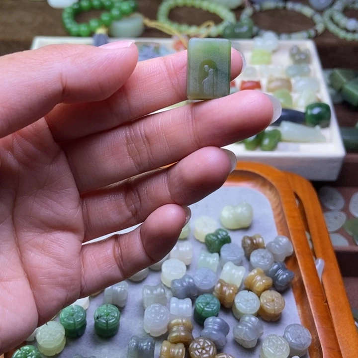 馨***宁和田玉未镶嵌手链