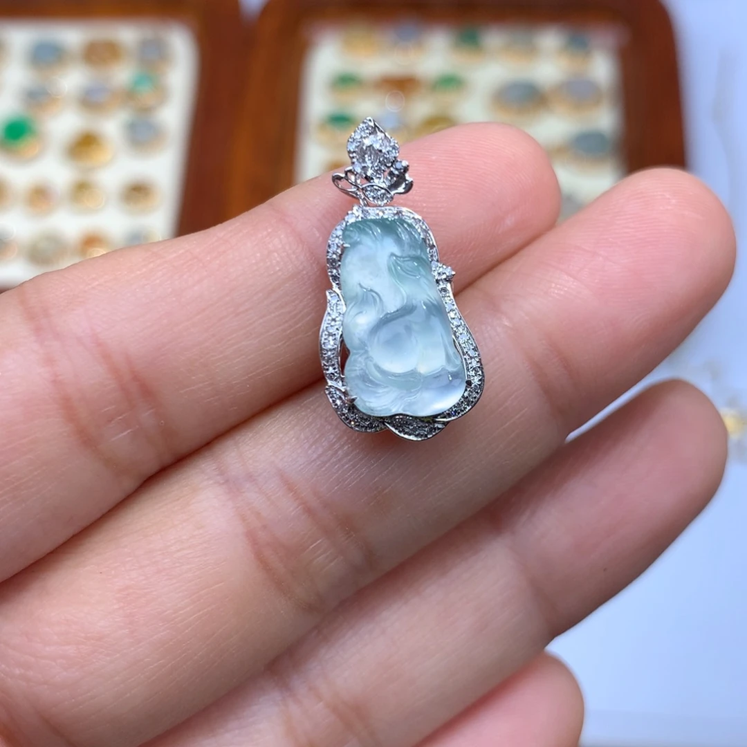 翡翠18K金镶嵌毛衣链狐狸吊坠