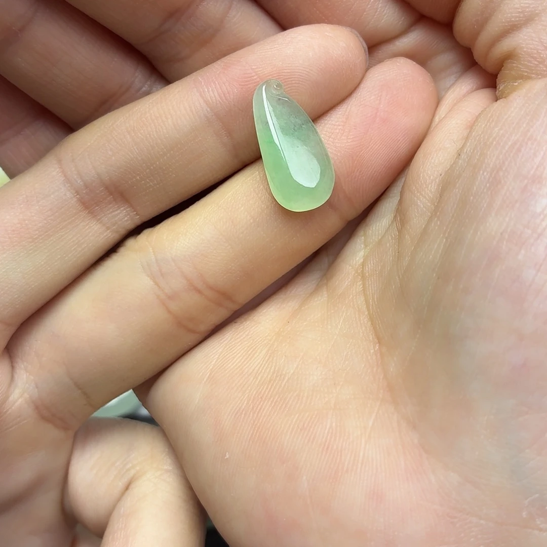 翡翠未镶嵌颈饰甜绿瓜