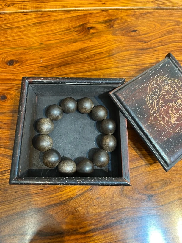 沉香手串圆珠白奇楠带方盒