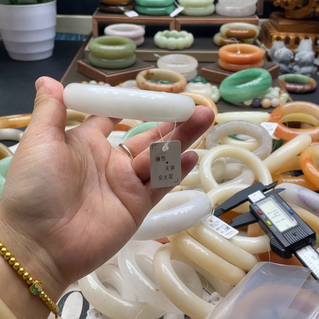萱***轩石英岩玉未镶嵌手镯