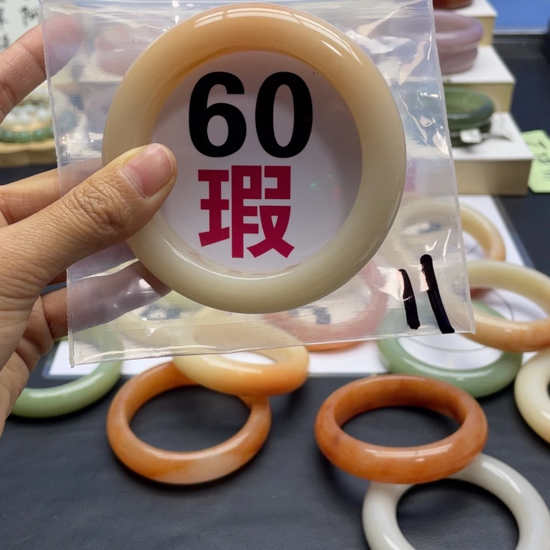 未镶嵌手镯石英质玉