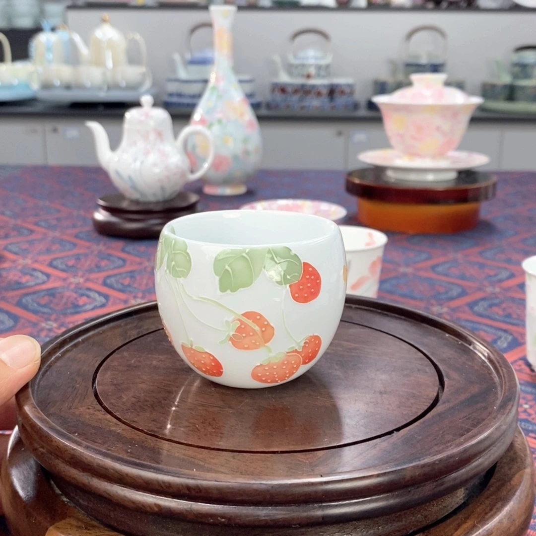 草莓釉下手绘品茗杯