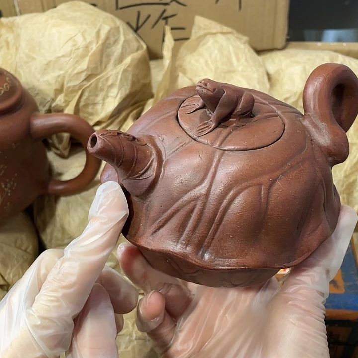 茶壶紫砂原矿泥料手工制作的一把紫砂壶。