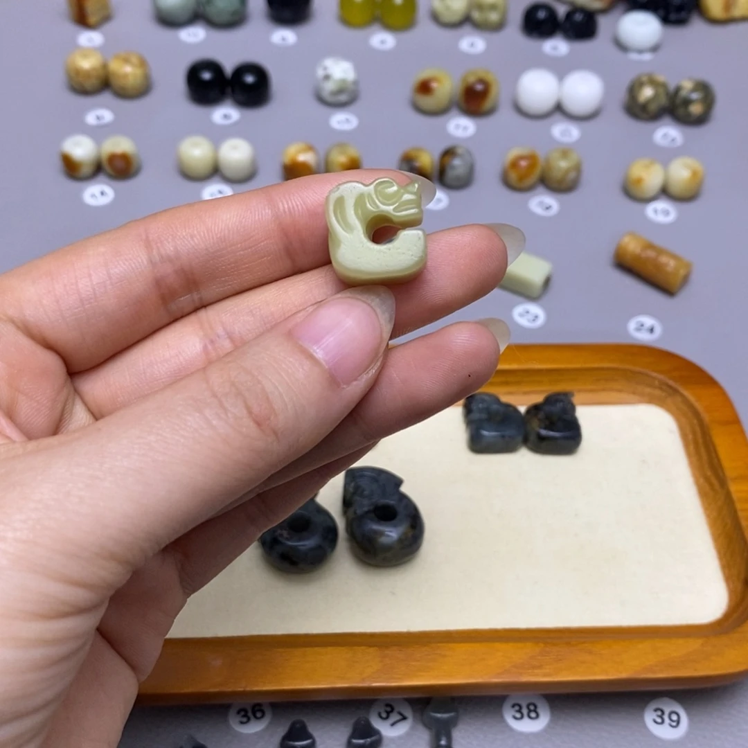 蛇纹石玉配饰合金夏*