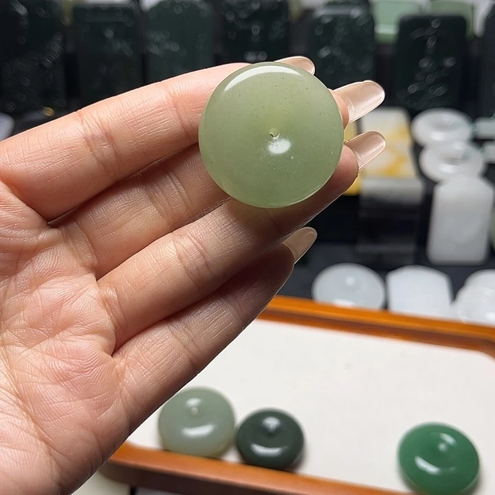 石英质玉未镶嵌颈饰