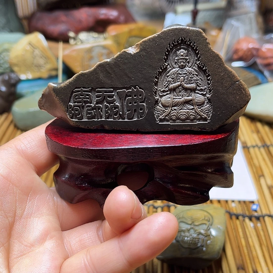 2 新疆原石雕刻手把件，