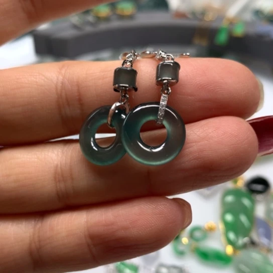 翡翠颈饰未镶嵌翡翠