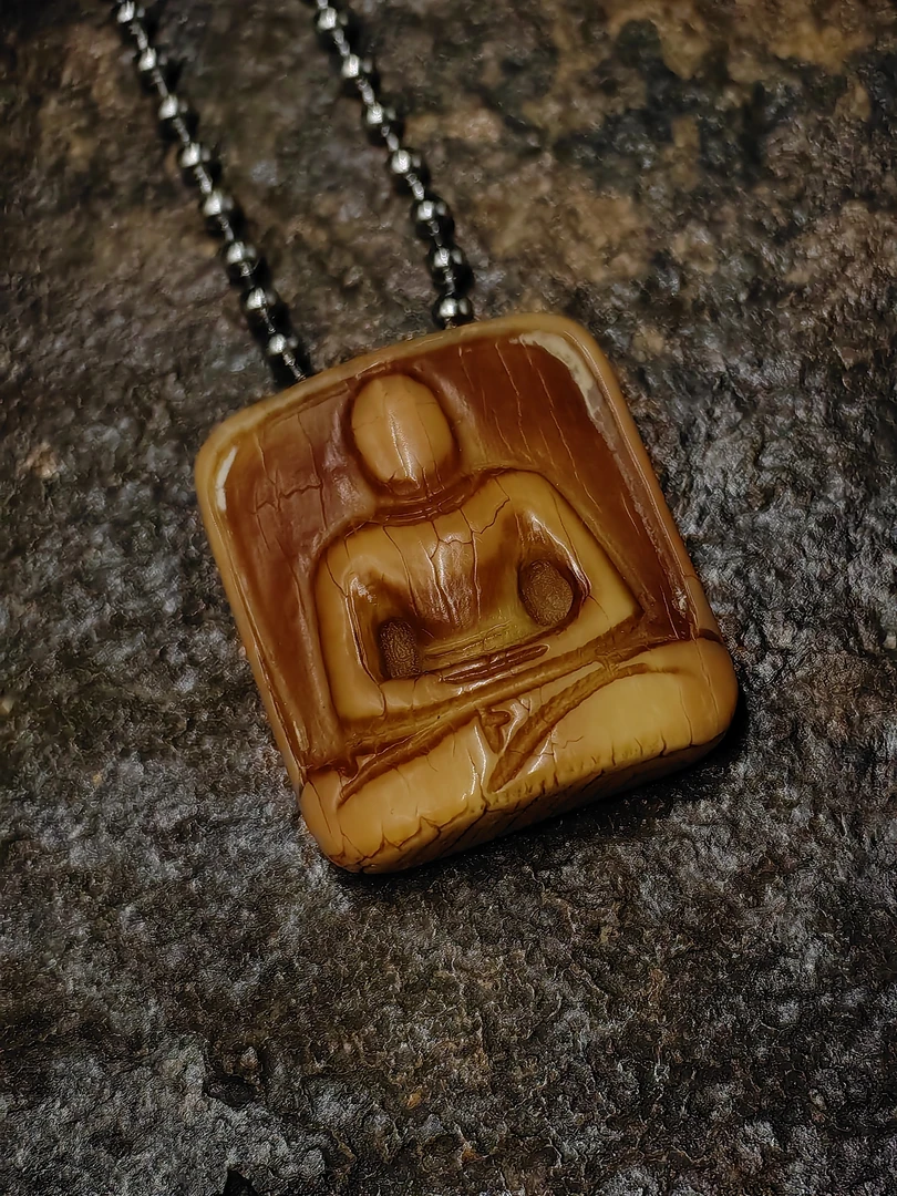 非金属珐琅吊坠 藏传爆老原刻酥油供老高白释迦牟尼吊牌