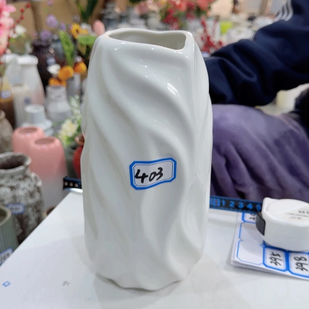 *****403号陶瓷高23厘米瑕疵一个