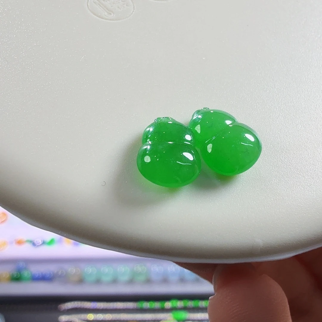 翡翠未镶嵌颈饰一对绿葫芦