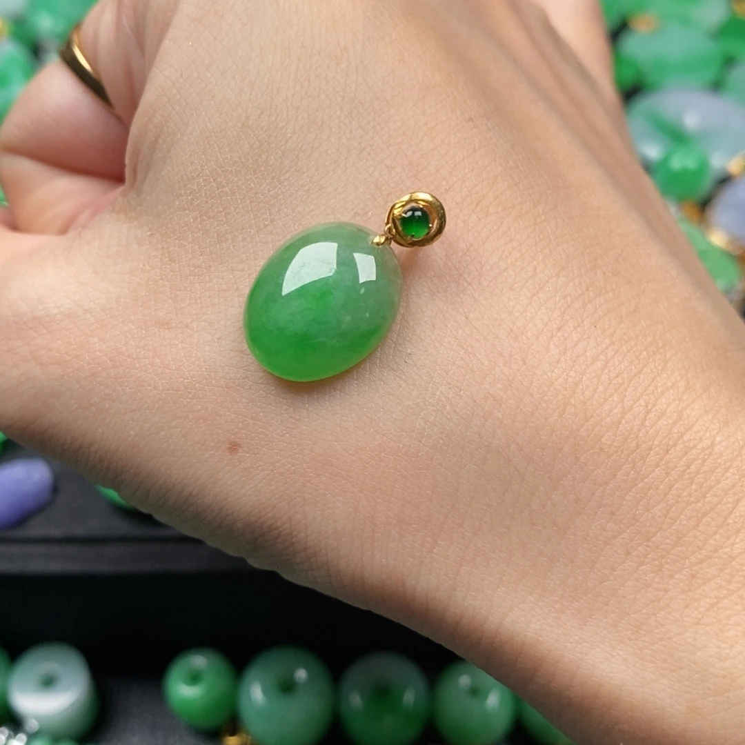 嫩***草翡翠18K金镶嵌颈饰