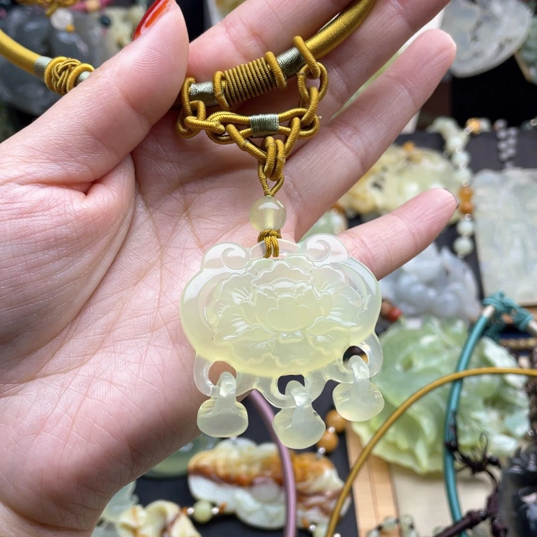 蛇纹石玉颈饰未镶嵌