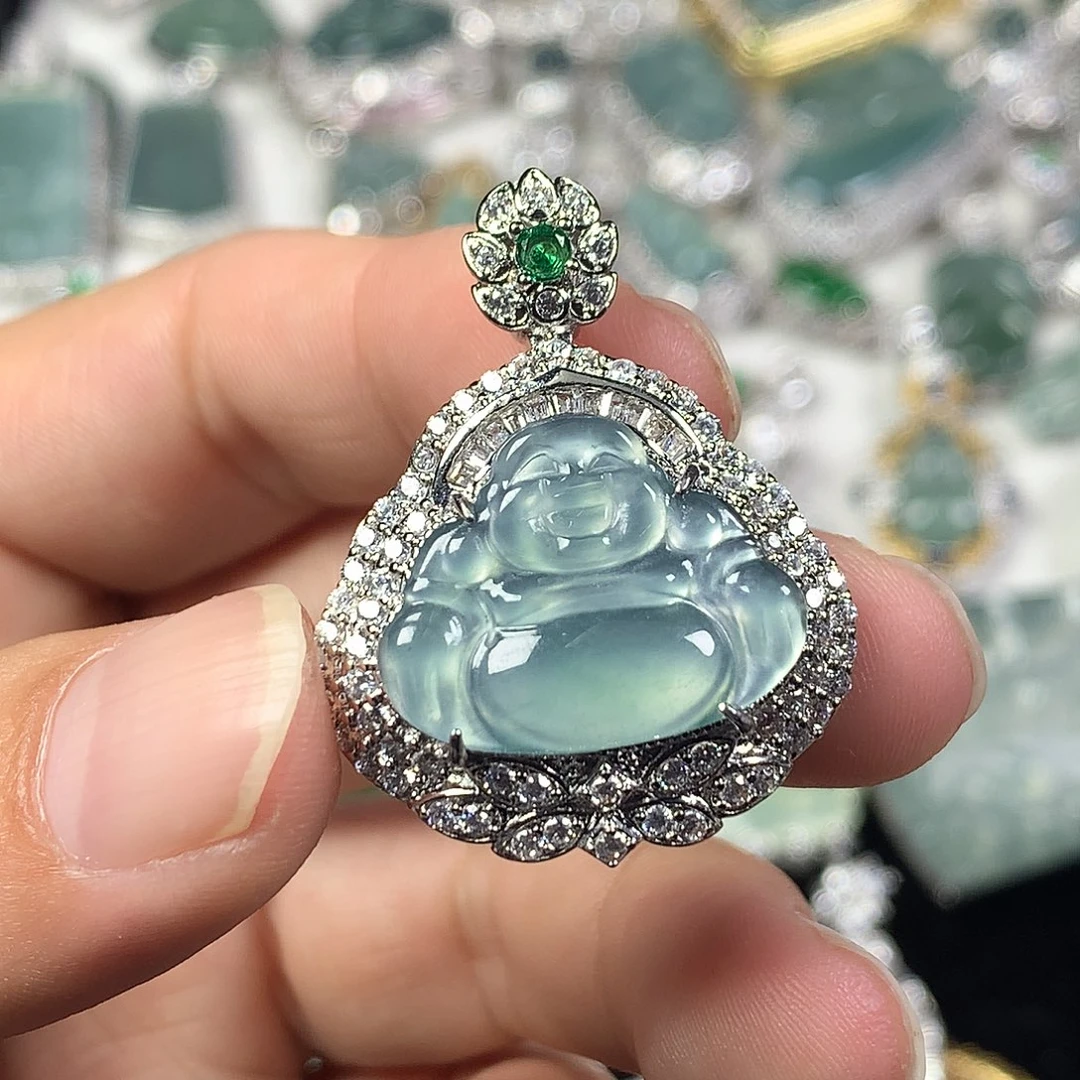 嫂***哥翡翠未镶嵌颈饰佛公