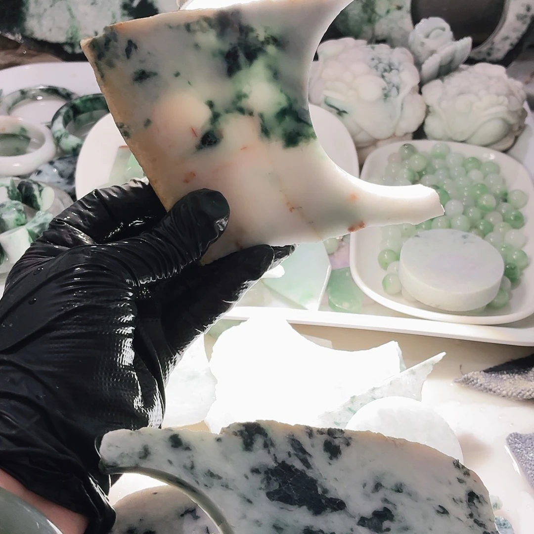 翡翠未镶嵌颈饰边角料