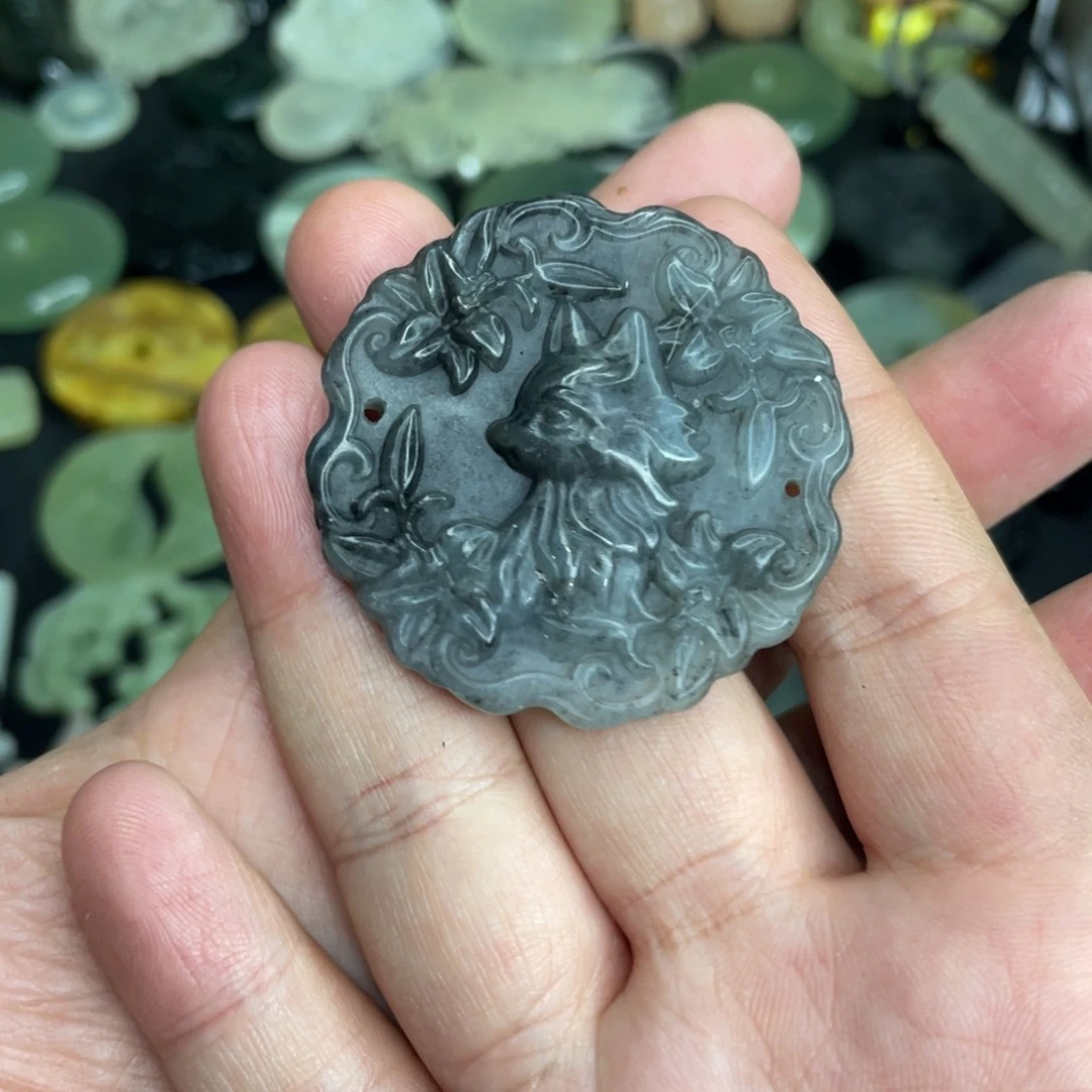 岫玉未镶嵌颈饰狐狸