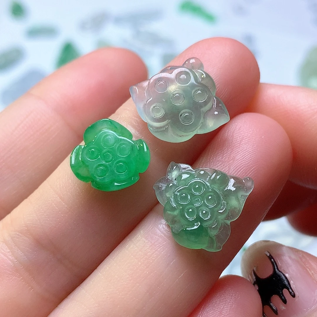 翡翠未镶嵌颈饰莲蓬