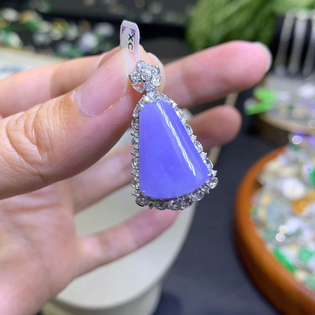 颈饰18K金镶嵌翡翠