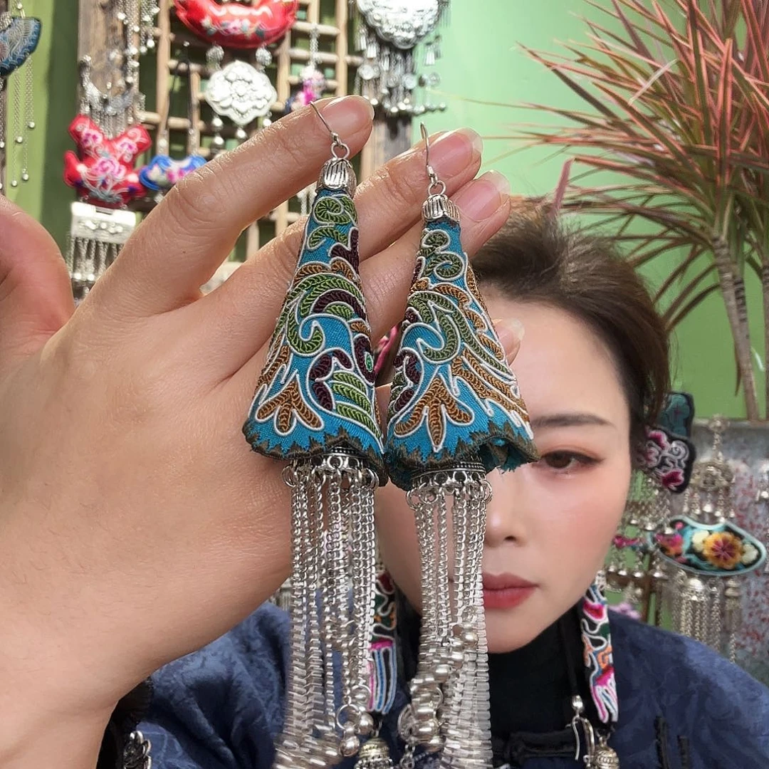 刺绣耳环。