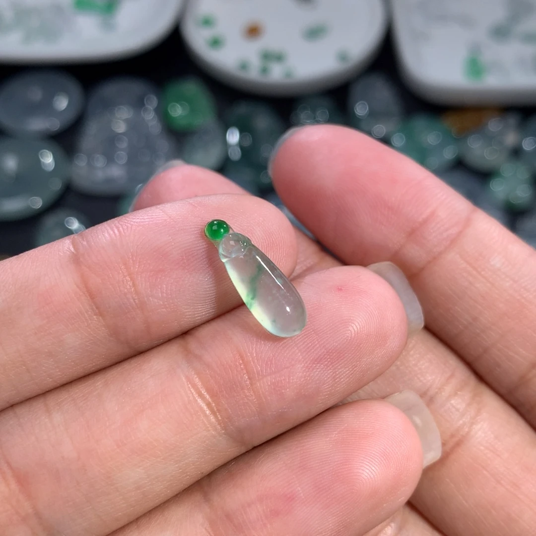 翡翠裸石未镶嵌冰绿瓜