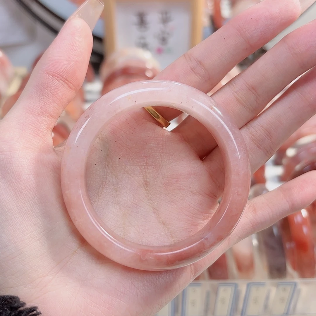 石英质玉手镯未镶嵌从***人