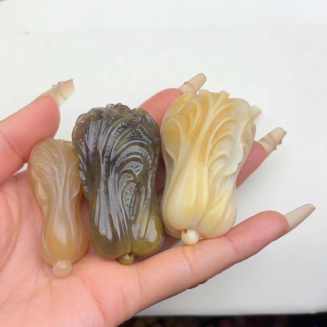 羊***葱石英质玉未镶嵌黄蜡石挂件