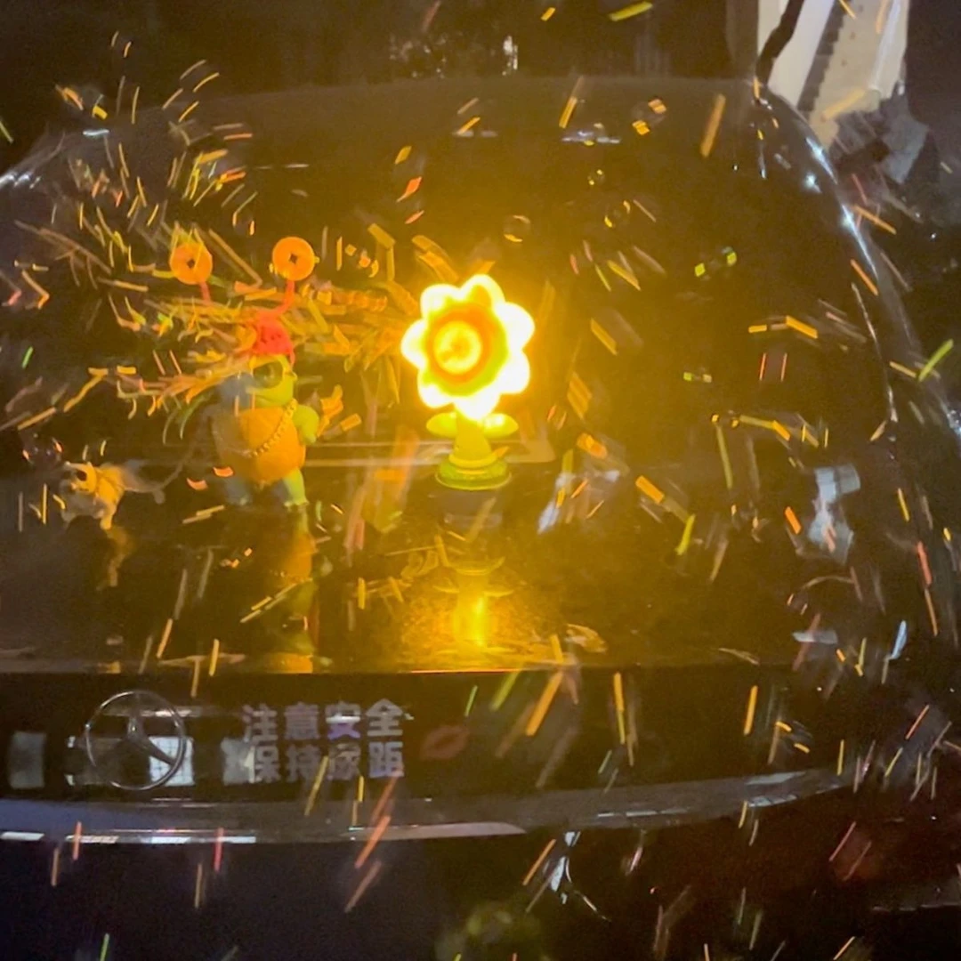 滴滴呲水车尾挂件卡扣七色花向日葵泡泡机汽车摆件电动夜光遥控器