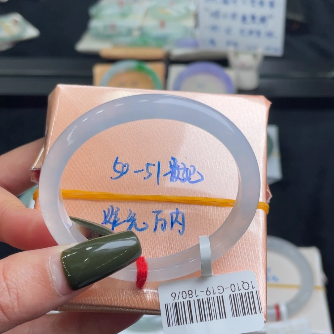翡翠手镯未镶嵌翡翠手镯