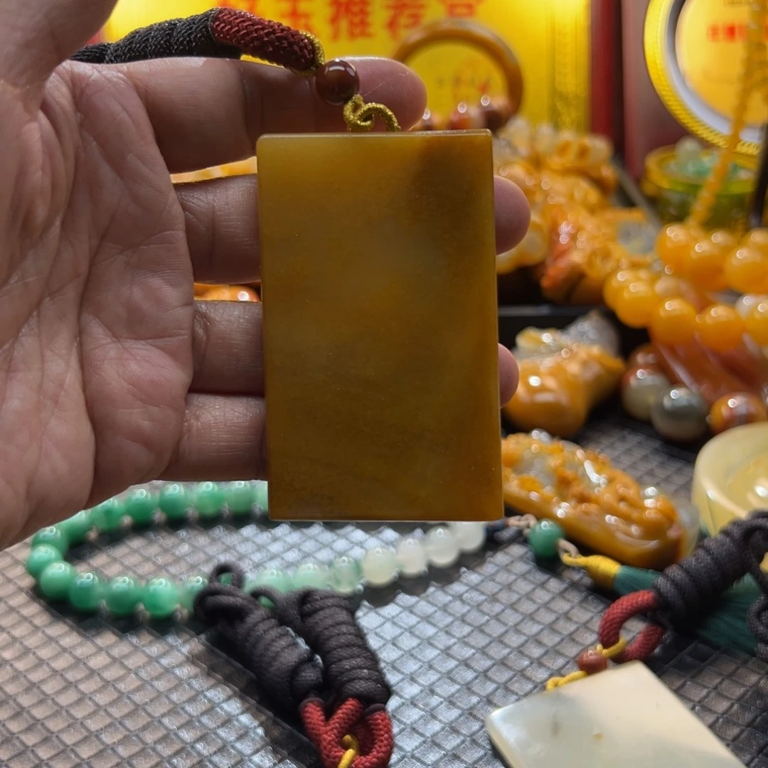 颈饰未镶嵌石英质玉