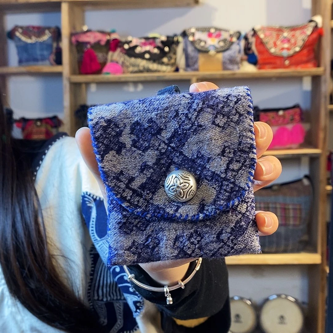 织绣麻棉蜡染耳机包