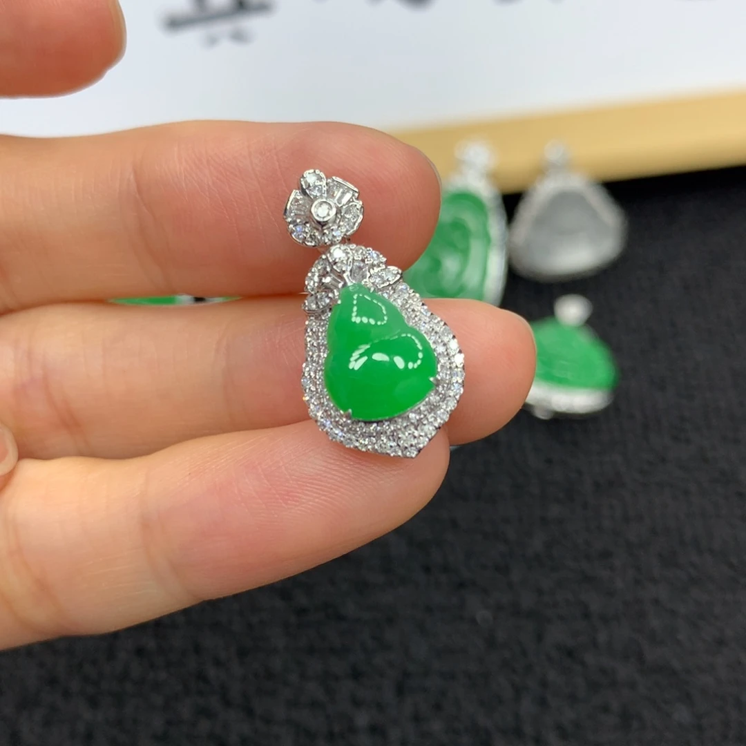 翡翠18K金镶嵌颈饰葫芦
