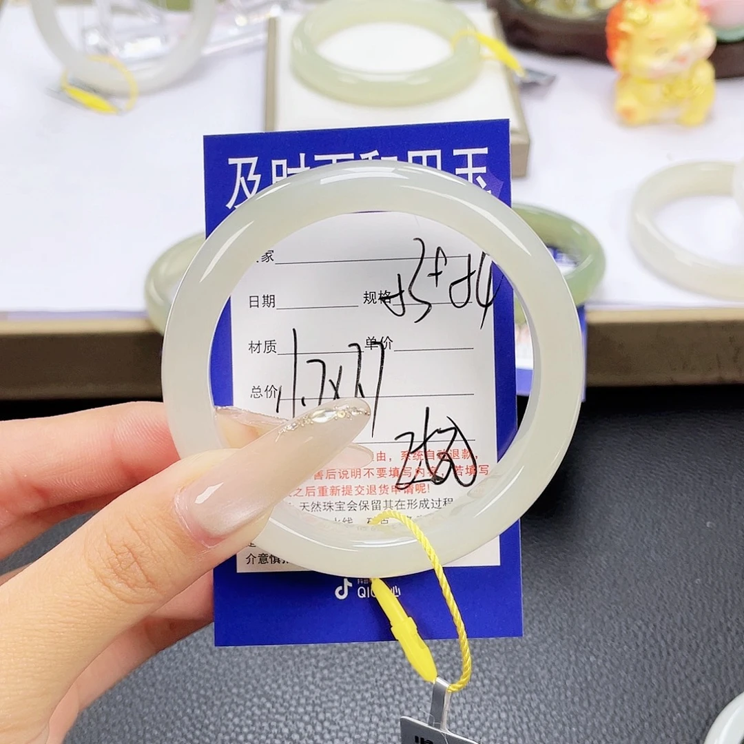 一***虫和田玉未镶嵌手镯