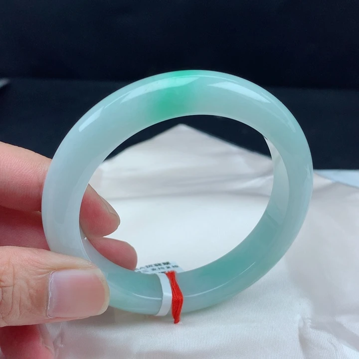 翡翠手镯未镶嵌60白底青