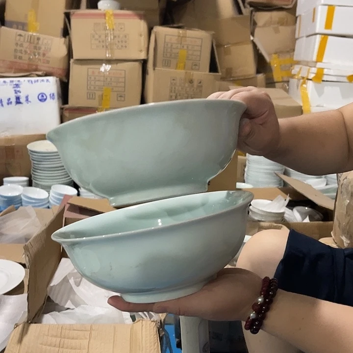 瓷片青瓷八英寸汤碗两个，微瑕包邮