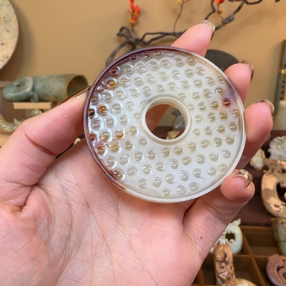 行***在和田玉（糖玉）未镶嵌颈饰