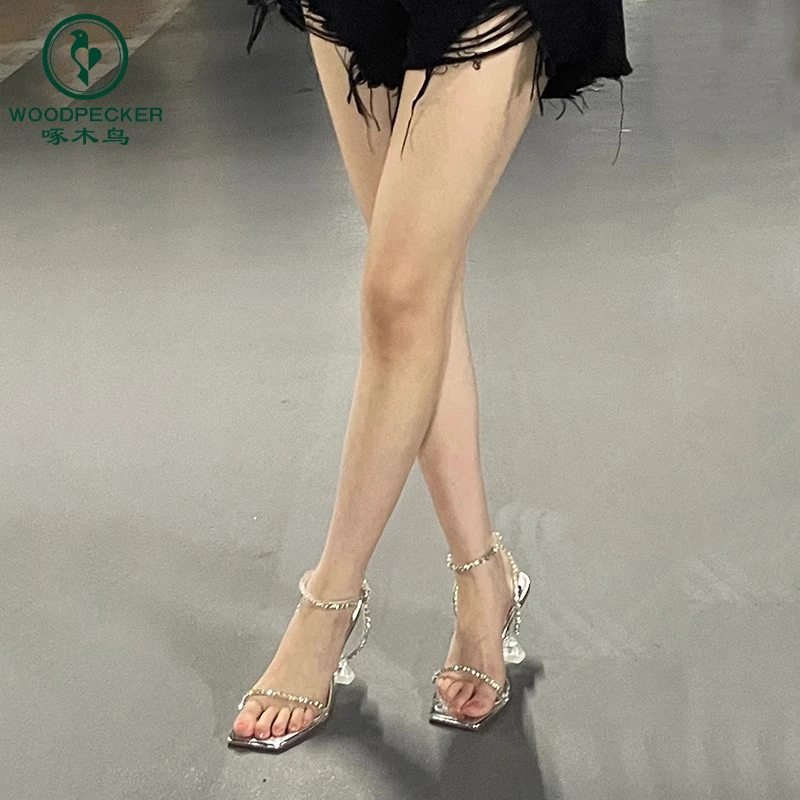 啄木鸟夏季露趾方头银色水钻一字扣带漆皮酒杯跟凉鞋女高跟鞋女