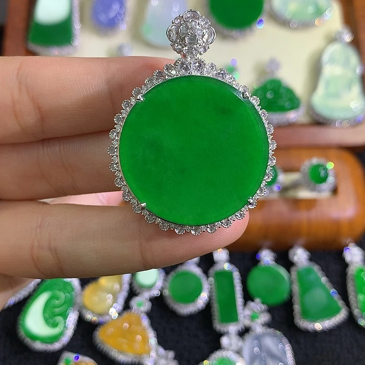 翡翠18K金镶嵌颈饰