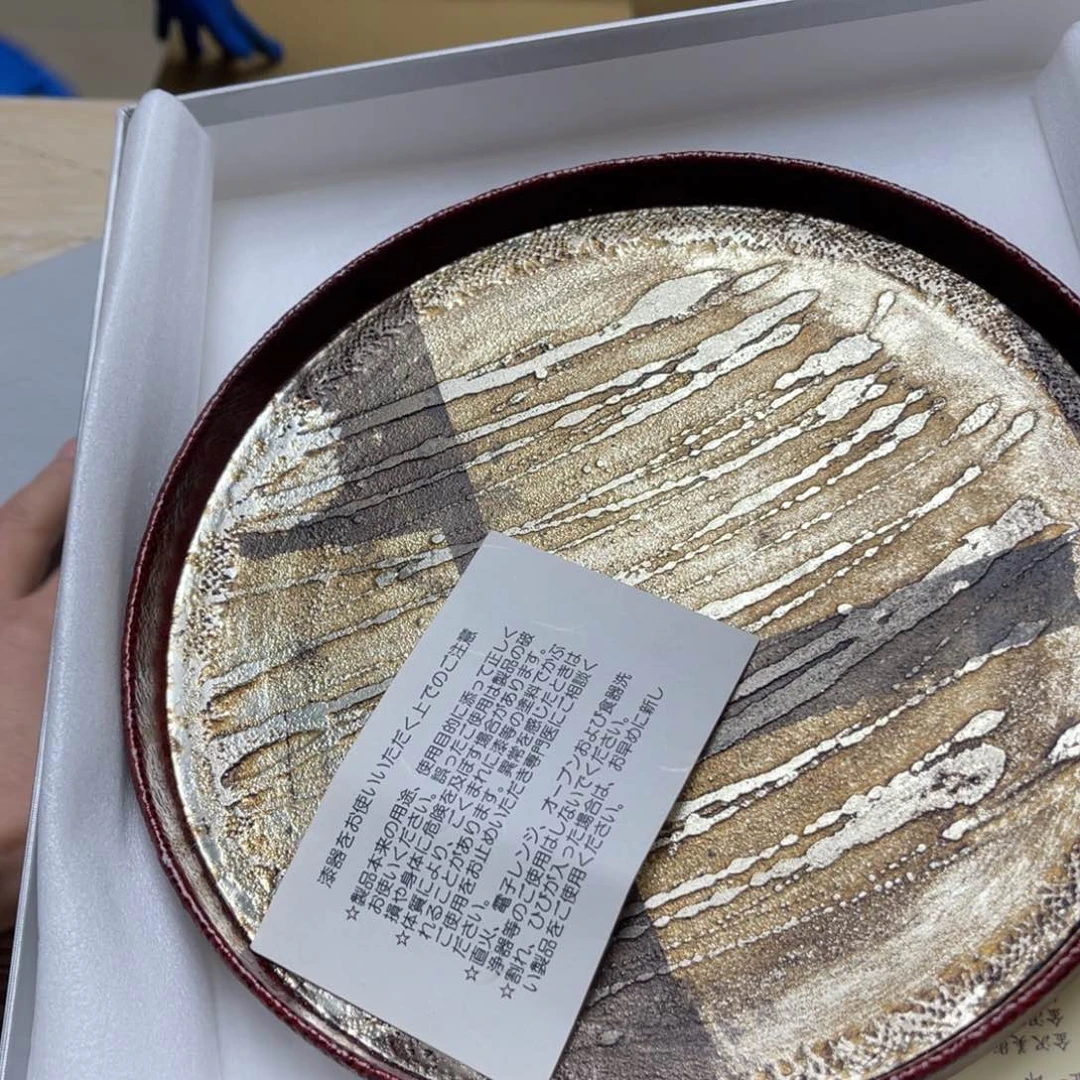 瓷片白**嘎密密麻麻地排列着一个