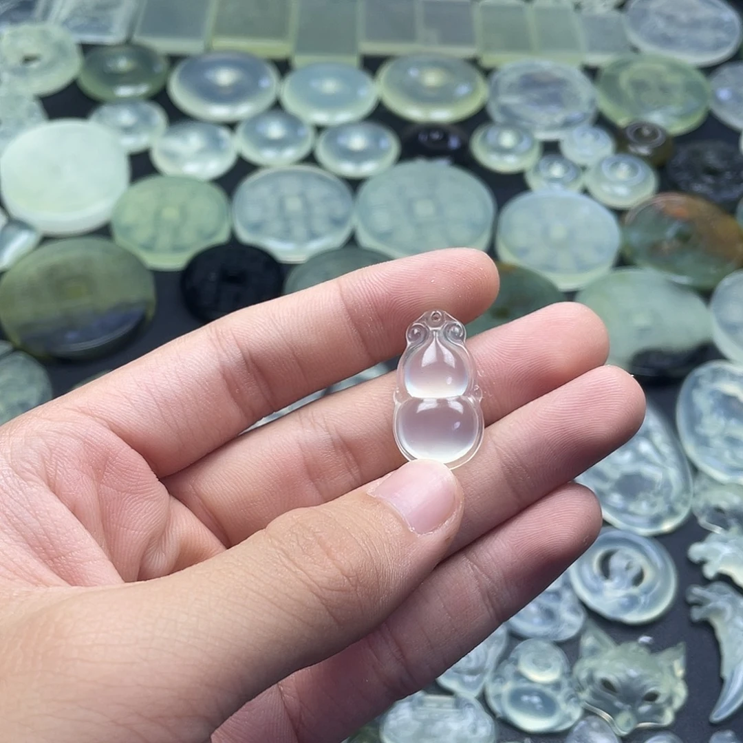 岫玉未镶嵌颈饰葫芦