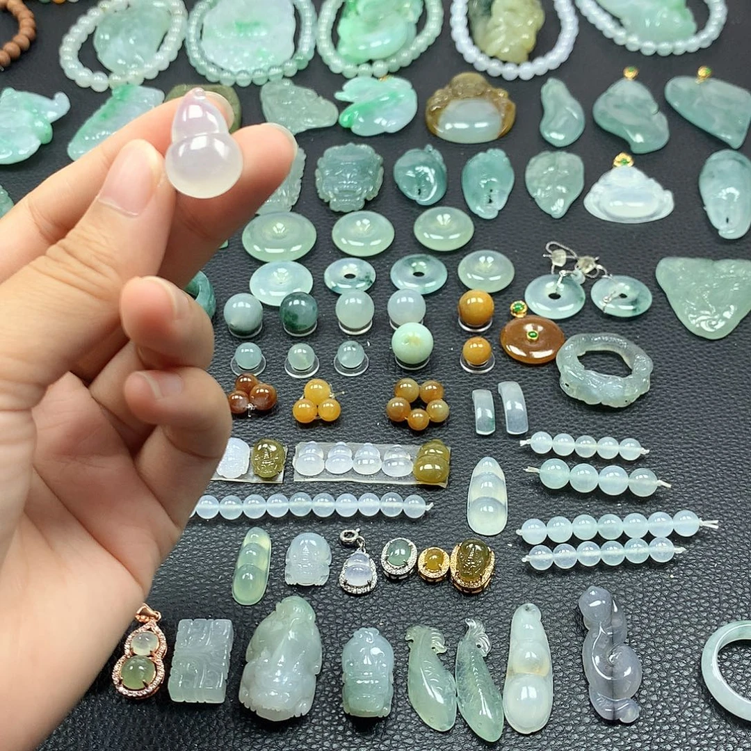 翡翠未镶嵌颈饰葫芦