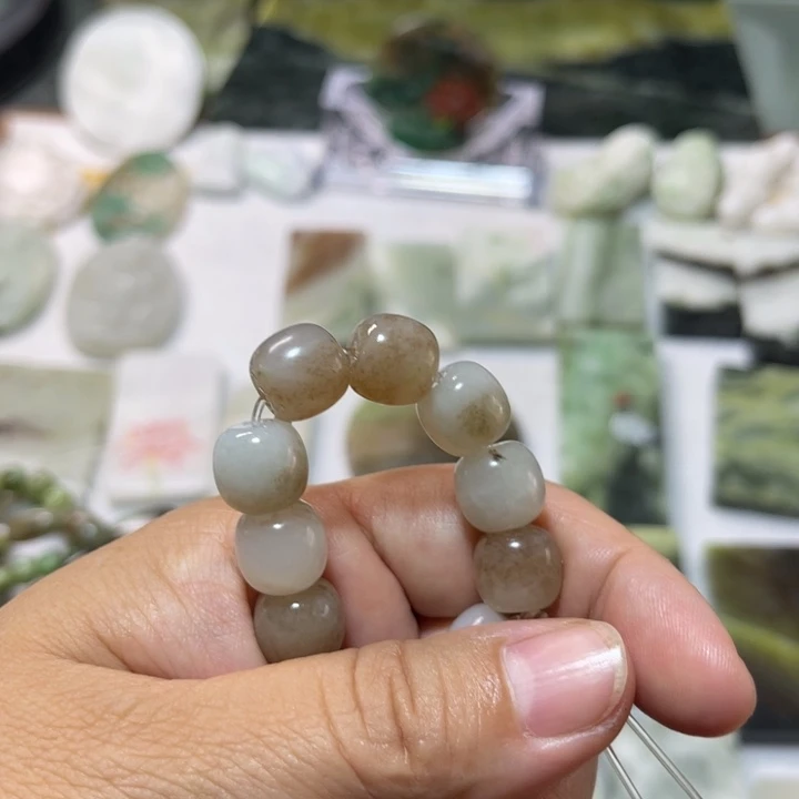 张***了独山玉未镶嵌颈饰