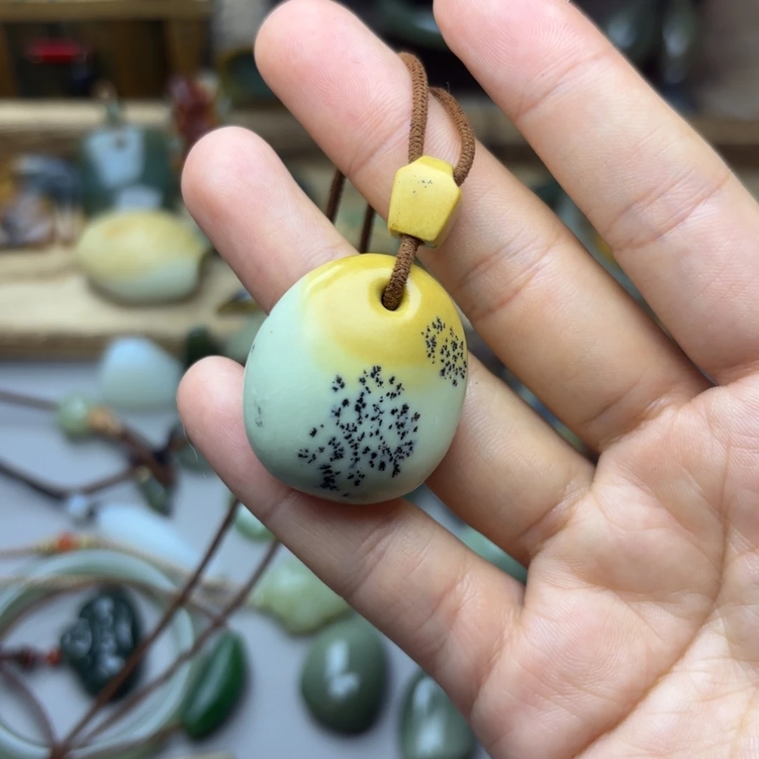 苹***派透闪石质玉未镶嵌颈饰