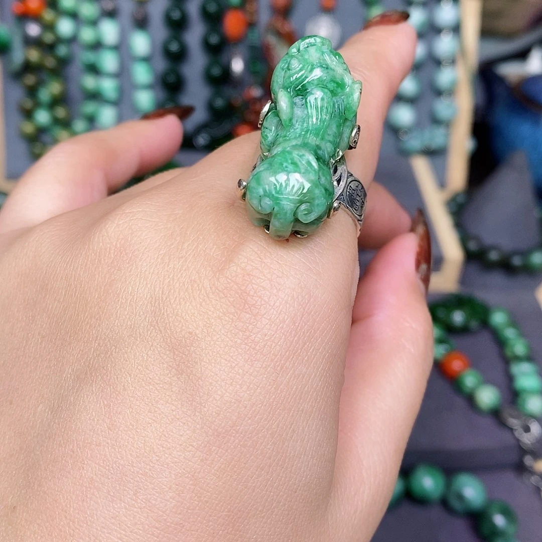 翡翠戒指未镶嵌漂亮美眉