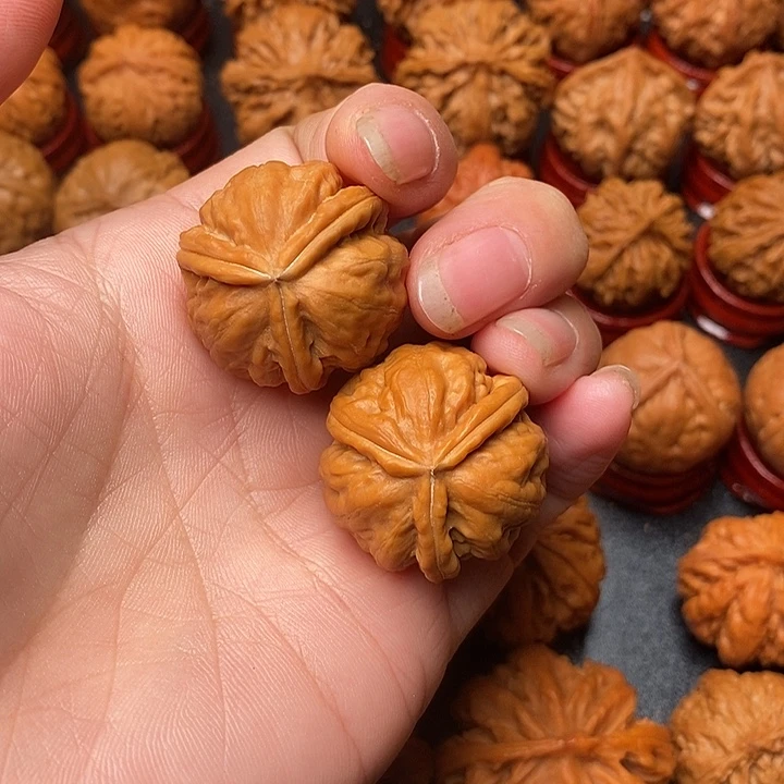 唐***世文玩核桃吊坠三棱