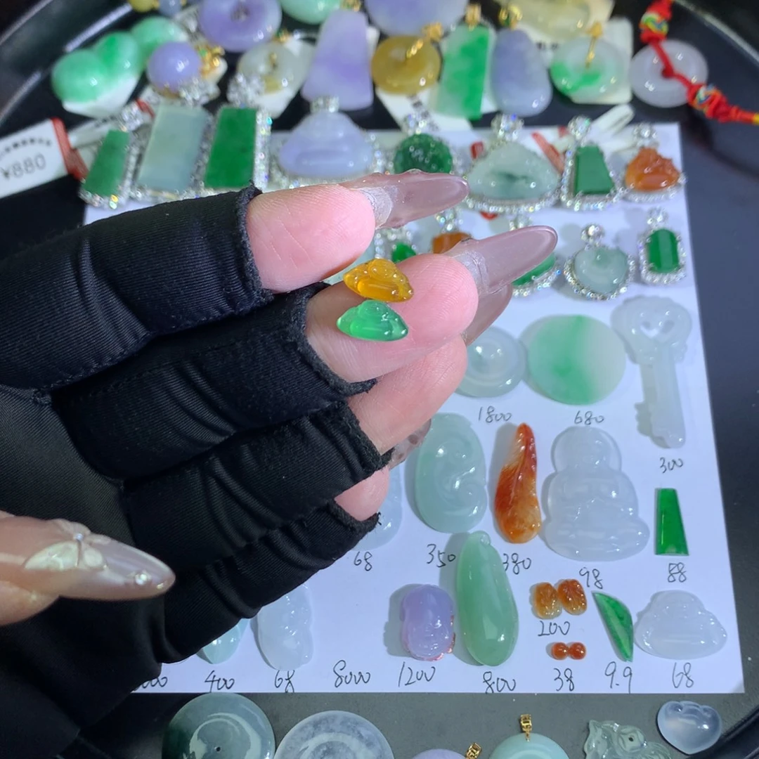 翡翠裸石未镶嵌佛公