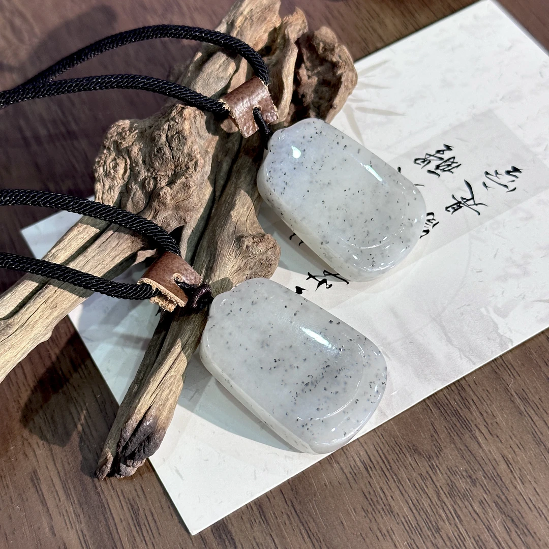 【真石】天然和田玉点墨青花无事牌吊坠（多样性发一件）